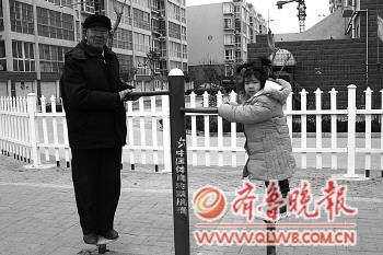 ����һ��(g��)�L(f��ng)�p��ˬ���峿,�P�߁���λ���������鲩С�^(q��)�Ľ���·���V��,�@���Ѿۼ��˲��ف�呟������������е��ڴ�@���е��ډ���,�mȻ�д�������,�ԳʬF(xi��n)��һ�����C(j��)��Ȼ�ğ��[������