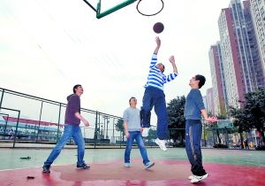 �f(w��n)����Ƭ���M(f��i)�����(ch��ng)һȺ80��լ�С�Óլ��